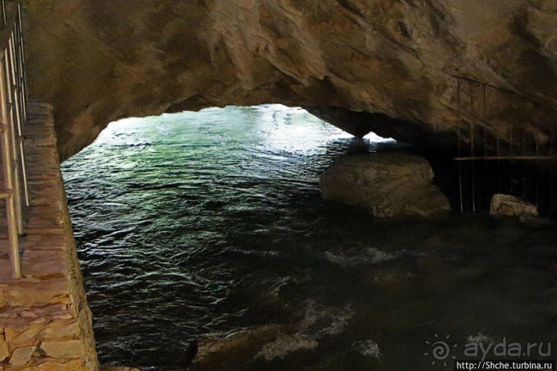 Здесь в реке отражаются не облака, но ... сталактиты