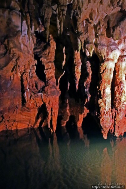 Здесь в реке отражаются не облака, но ... сталактиты