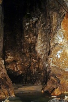 Здесь в реке отражаются не облака, но ... сталактиты