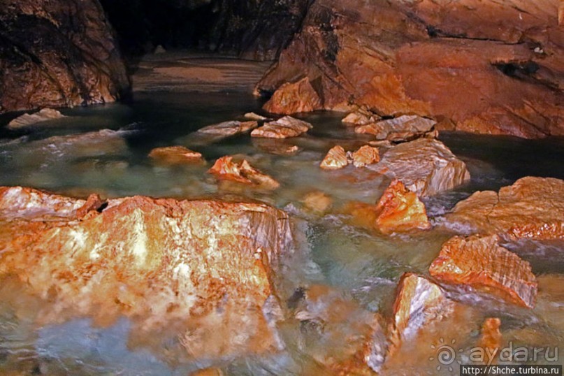 Здесь в реке отражаются не облака, но ... сталактиты