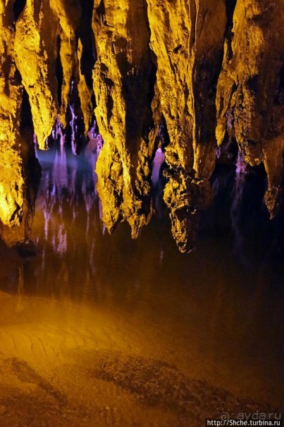 Здесь в реке отражаются не облака, но ... сталактиты