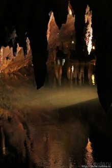 Здесь в реке отражаются не облака, но ... сталактиты