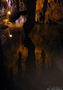 Здесь в реке отражаются не облака, но ... сталактиты