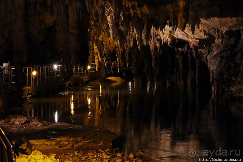 Здесь в реке отражаются не облака, но ... сталактиты