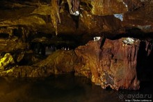 Здесь в реке отражаются не облака, но ... сталактиты