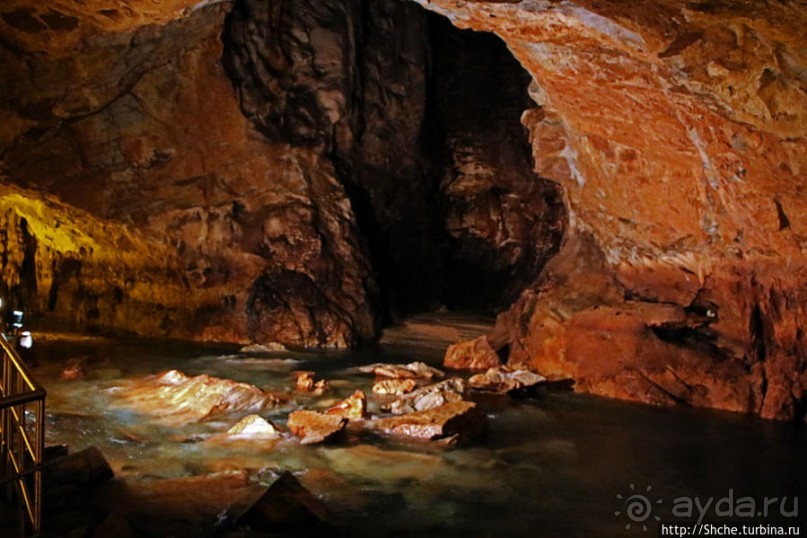 Здесь в реке отражаются не облака, но ... сталактиты