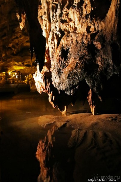 Здесь в реке отражаются не облака, но ... сталактиты