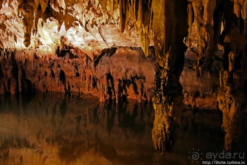 Здесь в реке отражаются не облака, но ... сталактиты