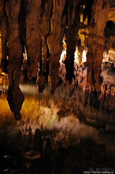 Здесь в реке отражаются не облака, но ... сталактиты