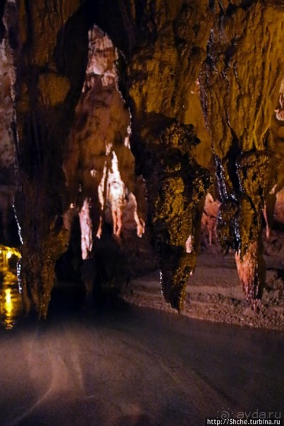 Здесь в реке отражаются не облака, но ... сталактиты