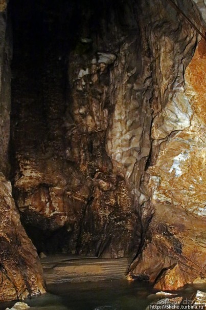 Здесь в реке отражаются не облака, но ... сталактиты