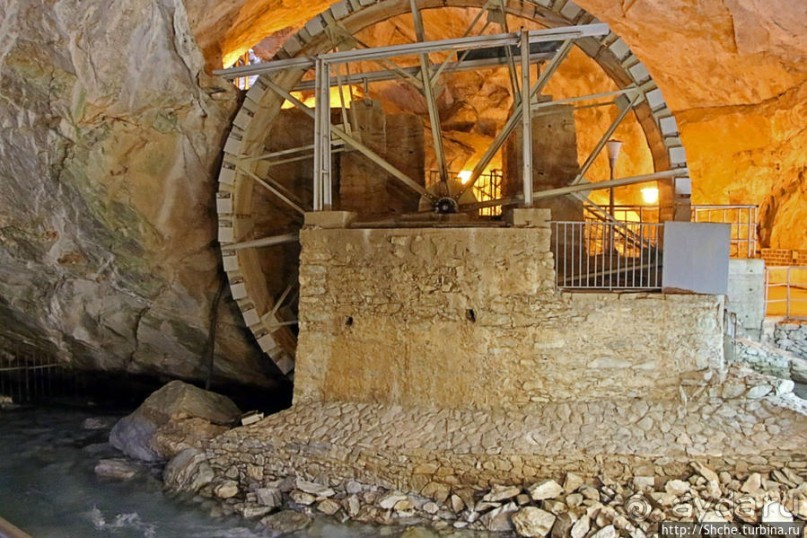 Здесь в реке отражаются не облака, но ... сталактиты