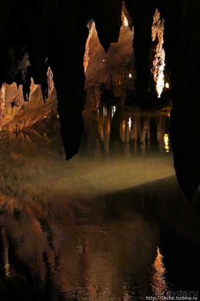 Здесь в реке отражаются не облака, но ... сталактиты