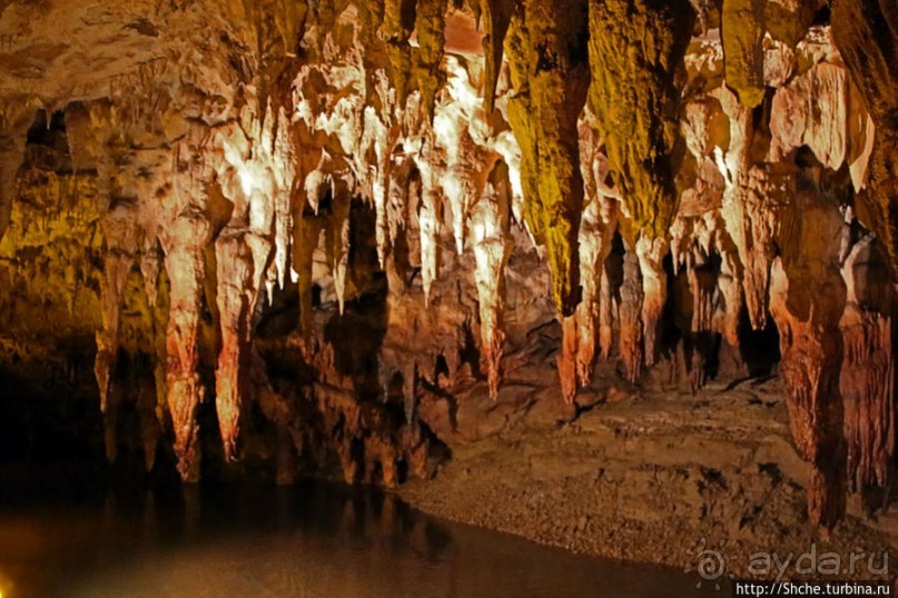 Здесь в реке отражаются не облака, но ... сталактиты