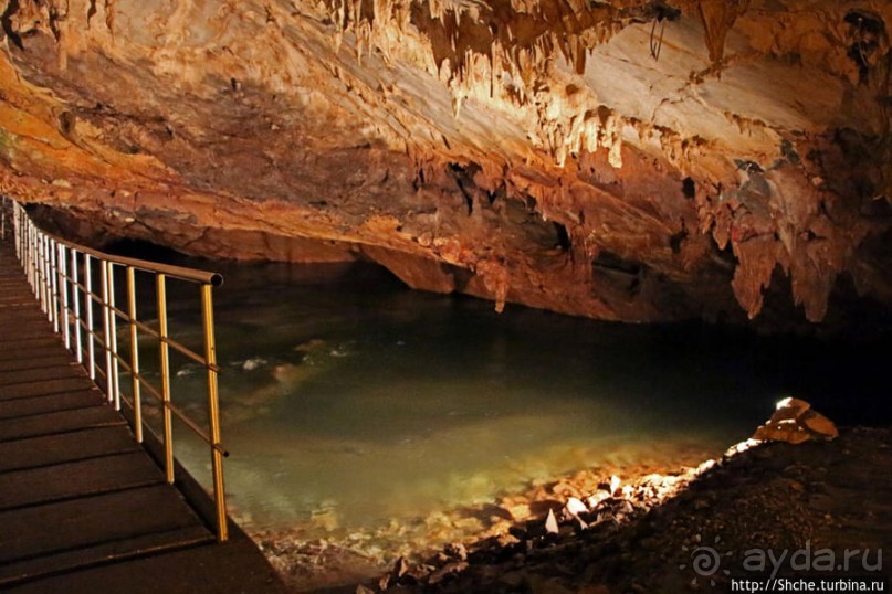 Здесь в реке отражаются не облака, но ... сталактиты