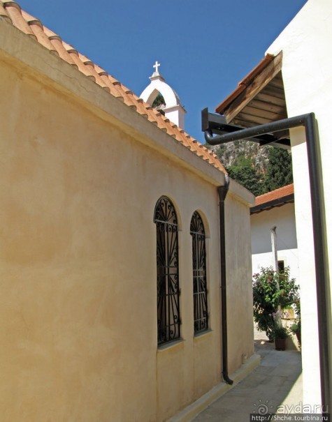 Savathianes mon. - типичный православный монастырь Крита