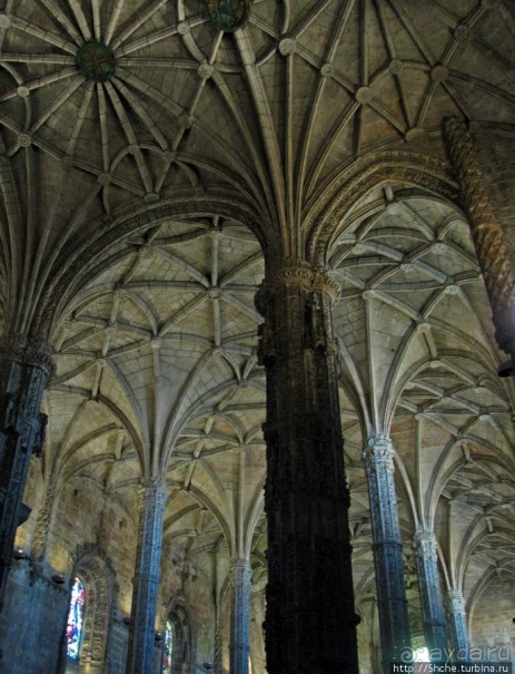 Монастырь иеронимитов — шикарный внешне, грандиозный внутри