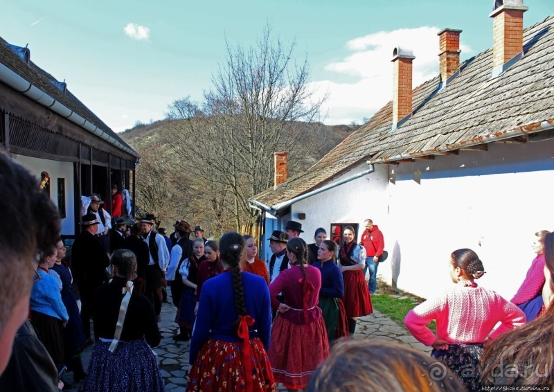 Фестиваль в историческом селе Холлокё (объект Юнеско № 401)