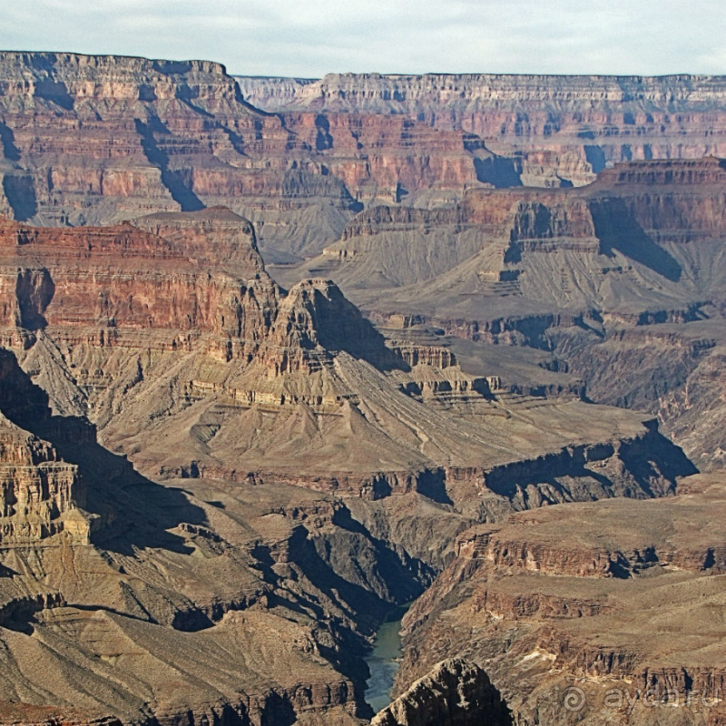 Гранд — потому что ну очень большой 