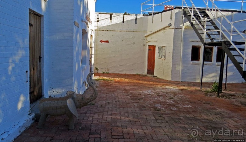 Белоснежная крепость в дикой саванне нац. парка Этоша