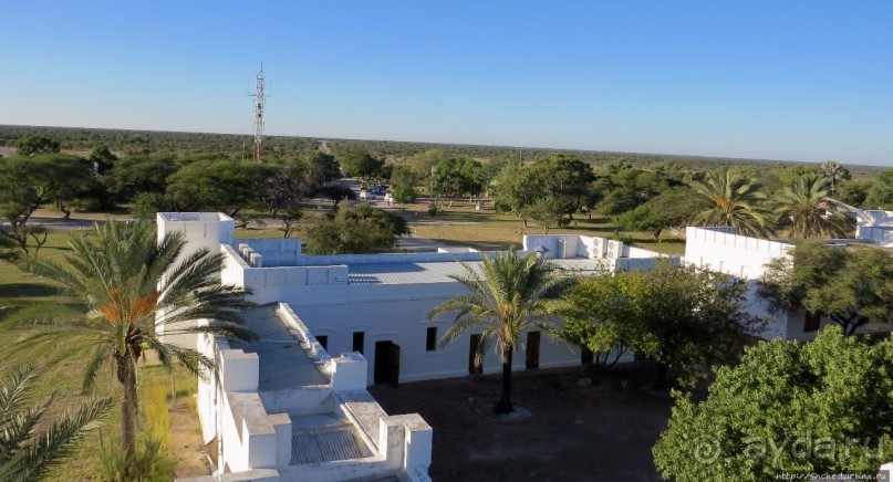 Белоснежная крепость в дикой саванне нац. парка Этоша