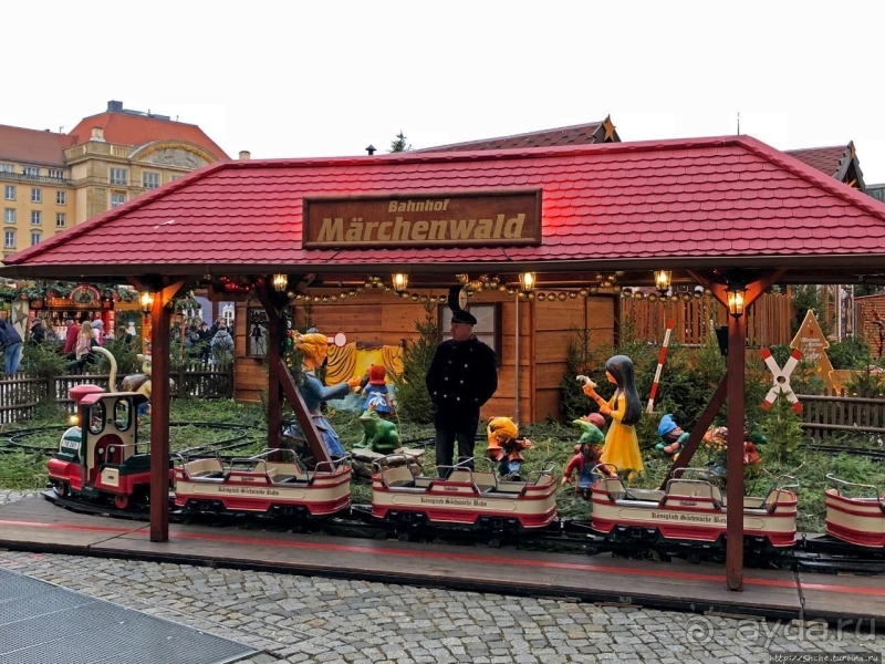 Striezelmarkts — одна из старейших рождественских ярмарок