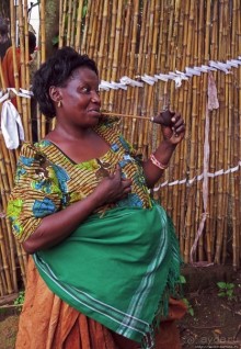 Трубку курит "бабушка моя"