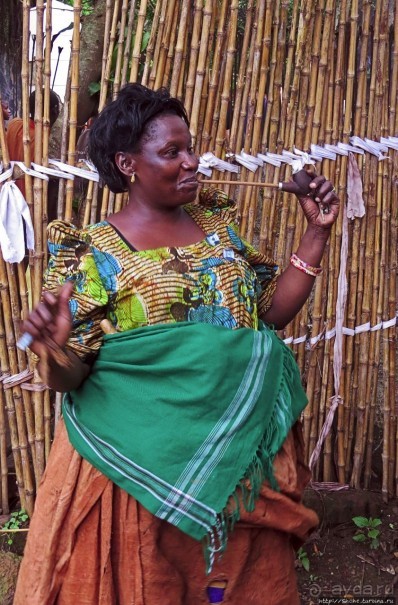 Трубку курит "бабушка моя"