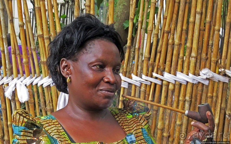 Трубку курит "бабушка моя"