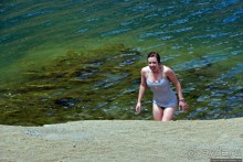 Девки в озере купались, мы на лодочке катались