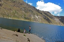 Девки в озере купались, мы на лодочке катались
