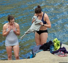 Девки в озере купались, мы на лодочке катались