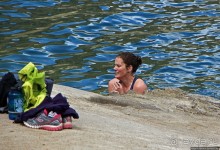 Девки в озере купались, мы на лодочке катались