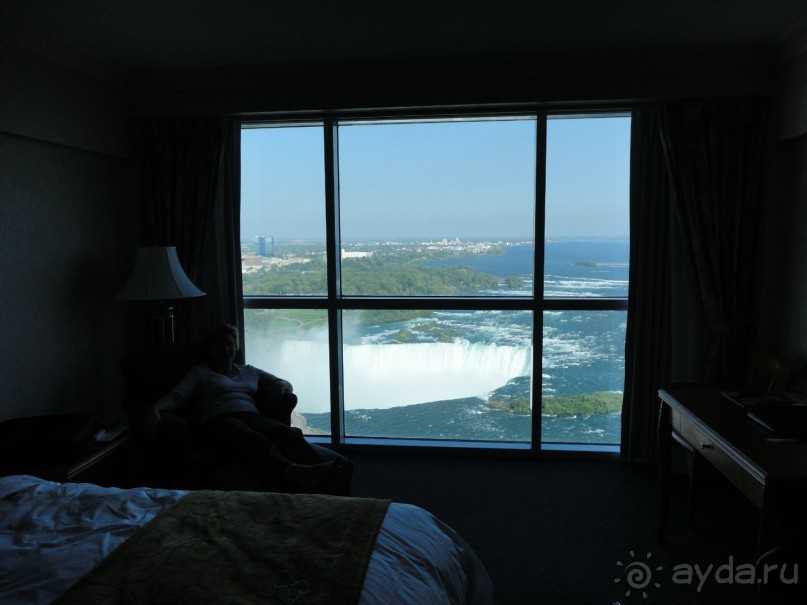 Потрясающий вид из номера на Ниагарский водопад