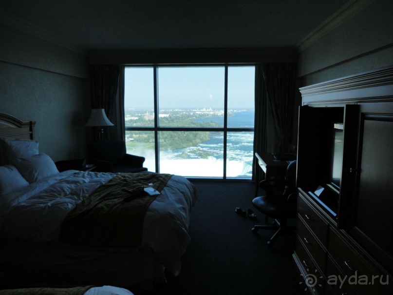 Потрясающий вид из номера на Ниагарский водопад