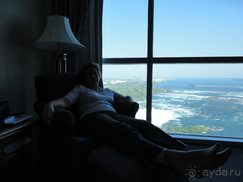 Потрясающий вид из номера на Ниагарский водопад