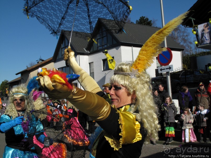Солнечный карнавальный день в Херлене.