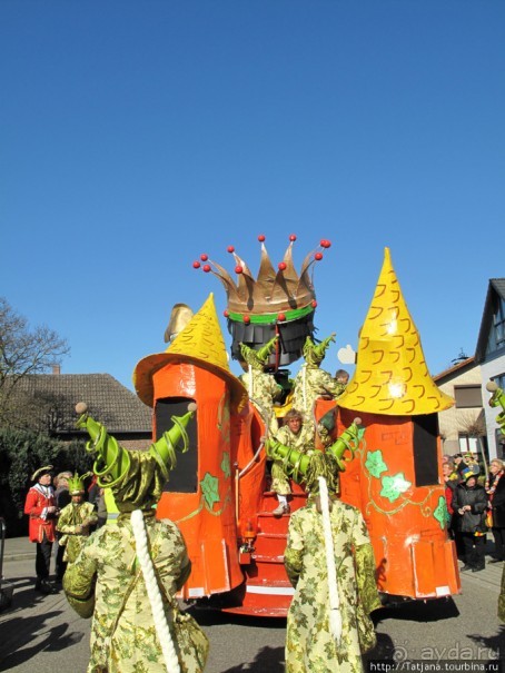 Солнечный карнавальный день в Херлене.