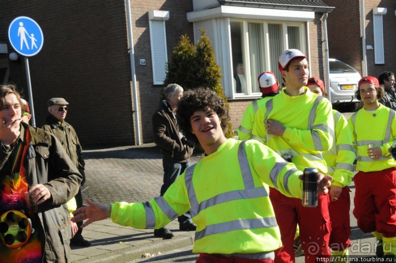 Солнечный карнавальный день в Херлене.