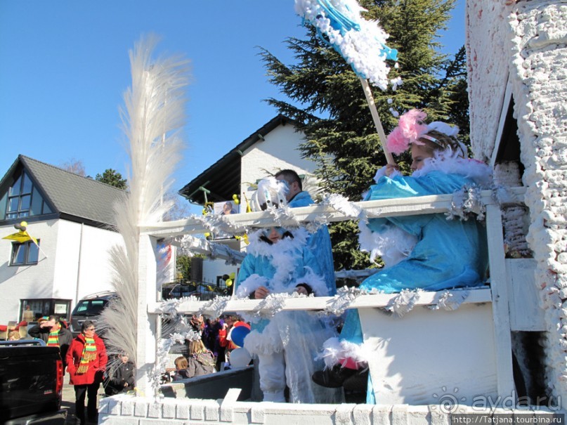 Солнечный карнавальный день в Херлене.