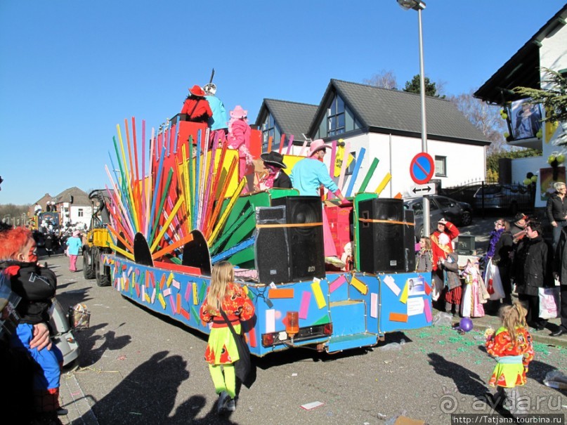 Солнечный карнавальный день в Херлене.