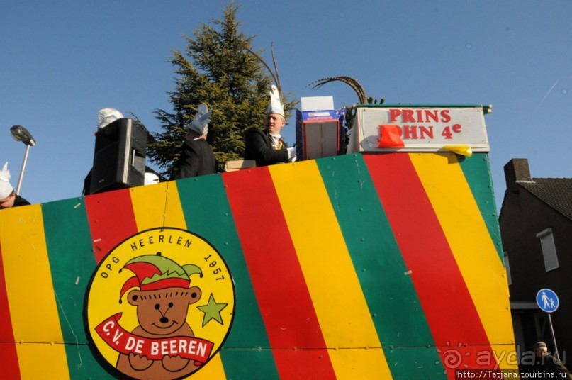 Солнечный карнавальный день в Херлене.