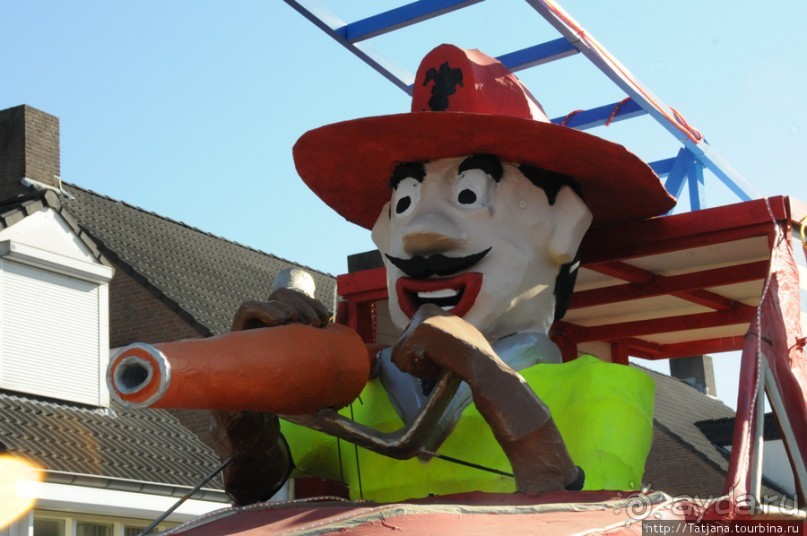 Солнечный карнавальный день в Херлене.