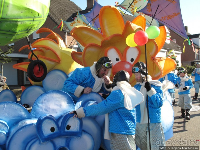 Солнечный карнавальный день в Херлене.