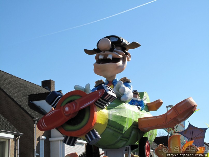 Солнечный карнавальный день в Херлене.