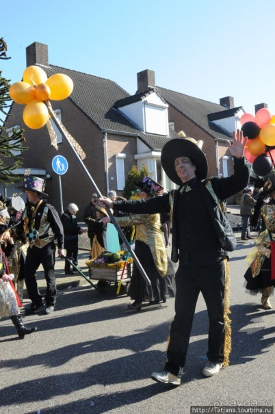 Солнечный карнавальный день в Херлене.