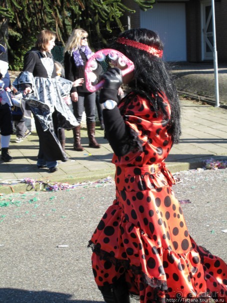 Солнечный карнавальный день в Херлене.