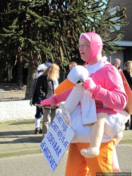 Солнечный карнавальный день в Херлене.