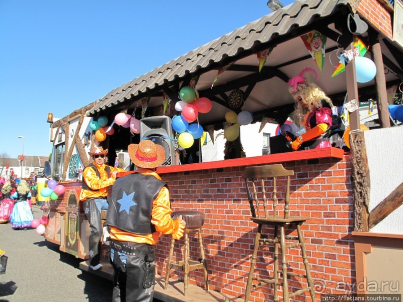 Солнечный карнавальный день в Херлене.