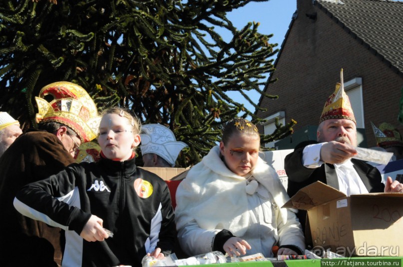 Солнечный карнавальный день в Херлене.